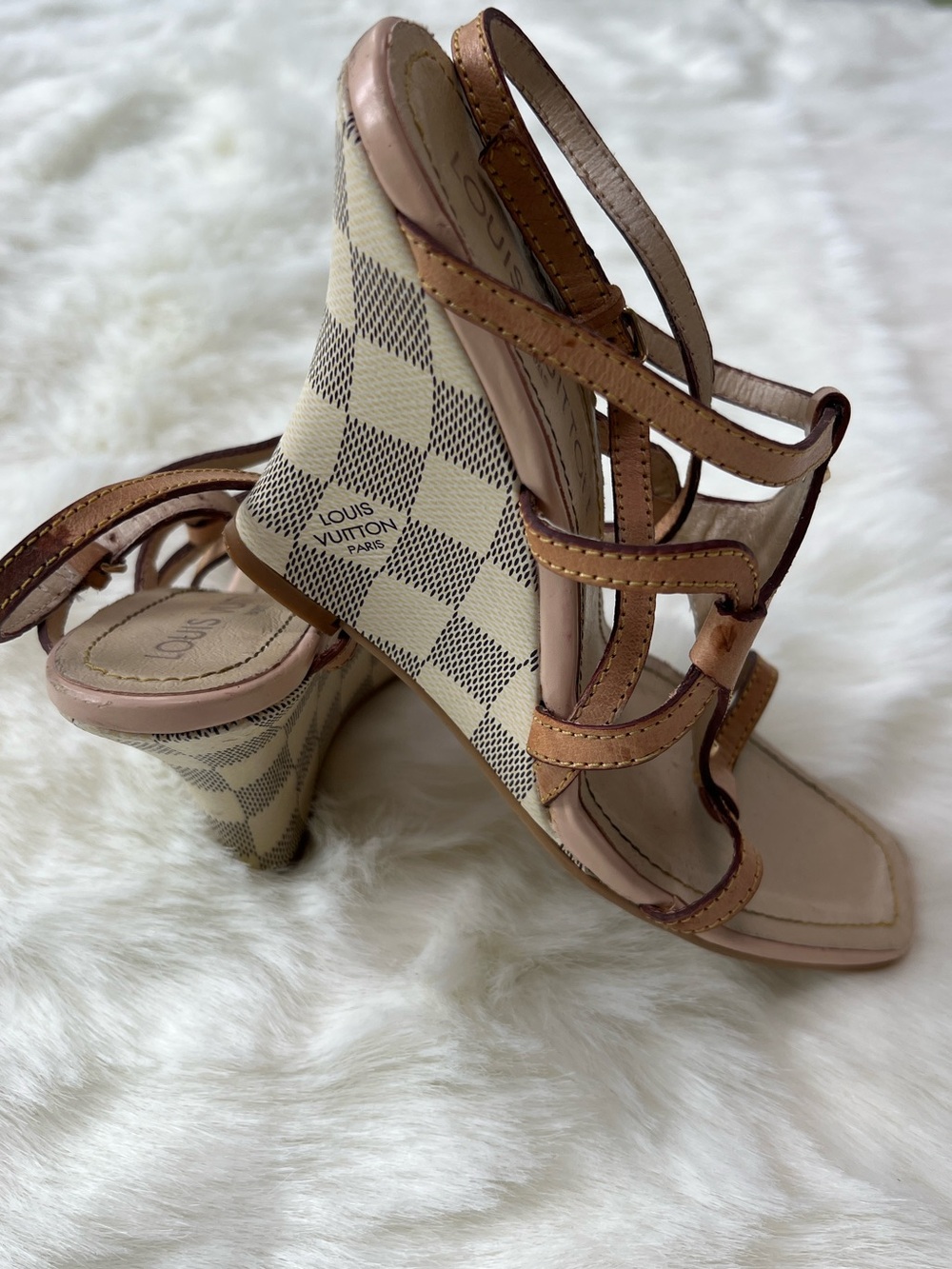 Louis Vuitton Brown Leather Open-Toe T-Strap Sandals size US7 -37
